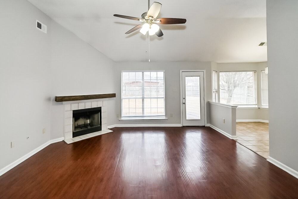 12829 Fox Bend Ln - Photo 4 of 17