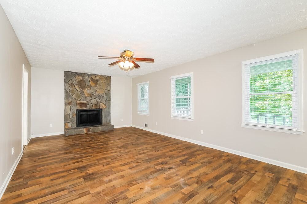 3872 Cloudland Dr - Photo 4 of 17