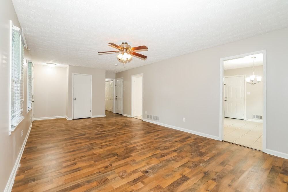 3872 Cloudland Dr - Photo 5 of 17