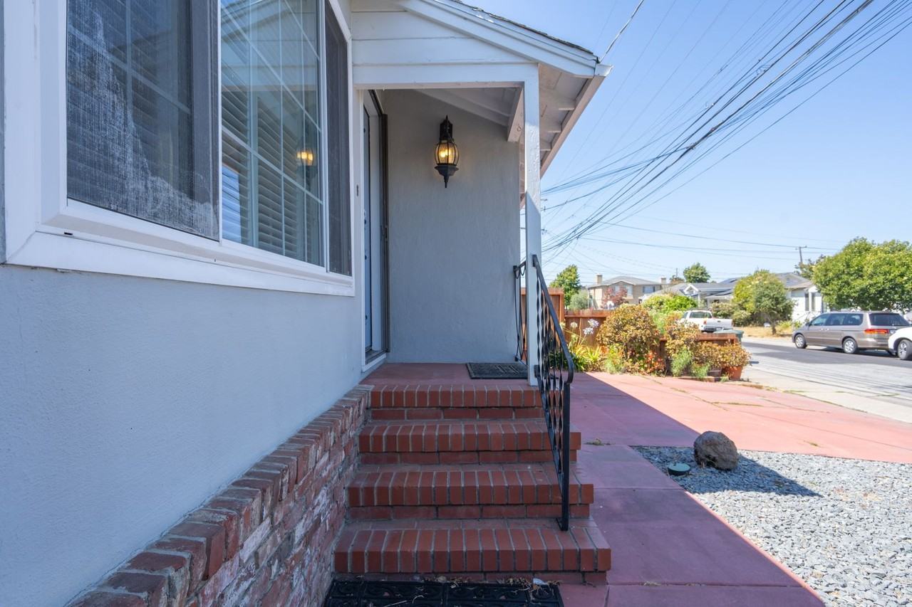 3834 Colegrove St - Photo 2 of 27