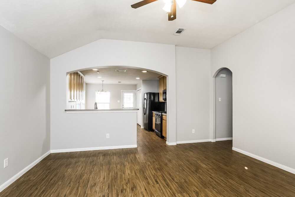 19242 Hopeview Ct - Photo 3 of 16