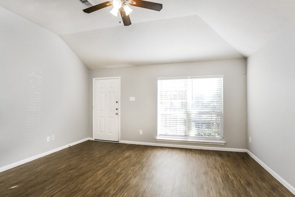 19242 Hopeview Ct - Photo 4 of 16
