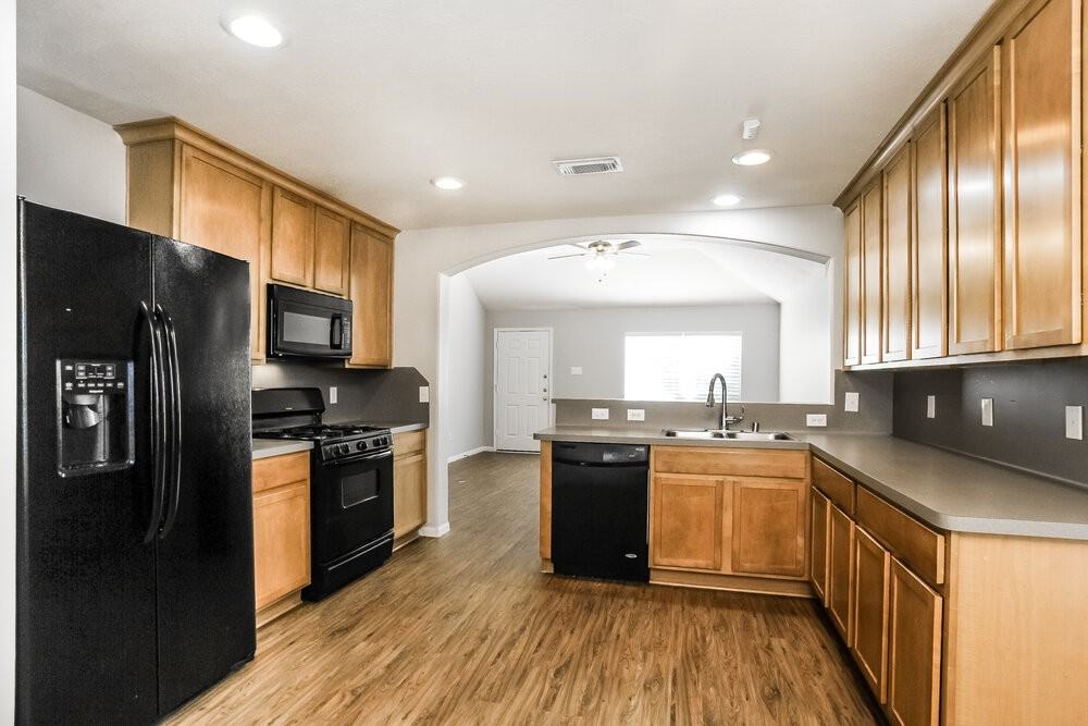 19242 Hopeview Ct - Photo 6 of 16