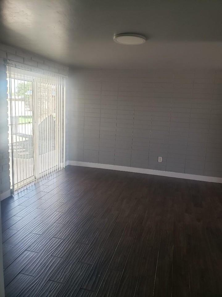 1017 N Main St #7 - Photo 3 of 12