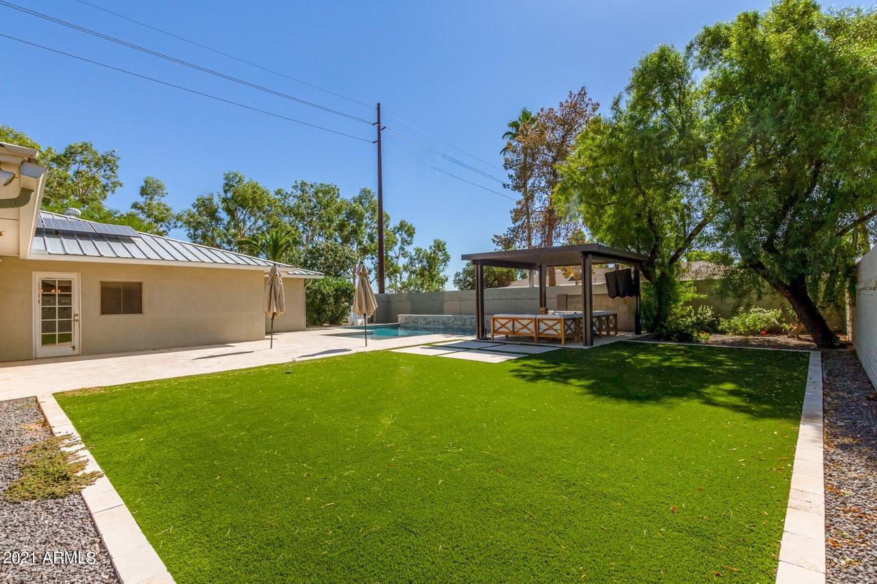 8731 E Minnezona Ave - Photo 3 of 18