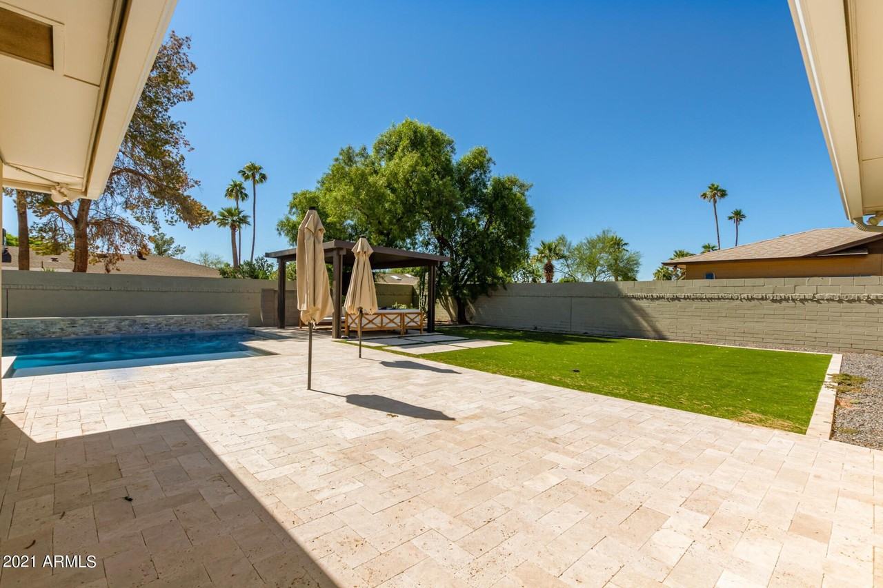 8731 E Minnezona Ave - Photo 5 of 18