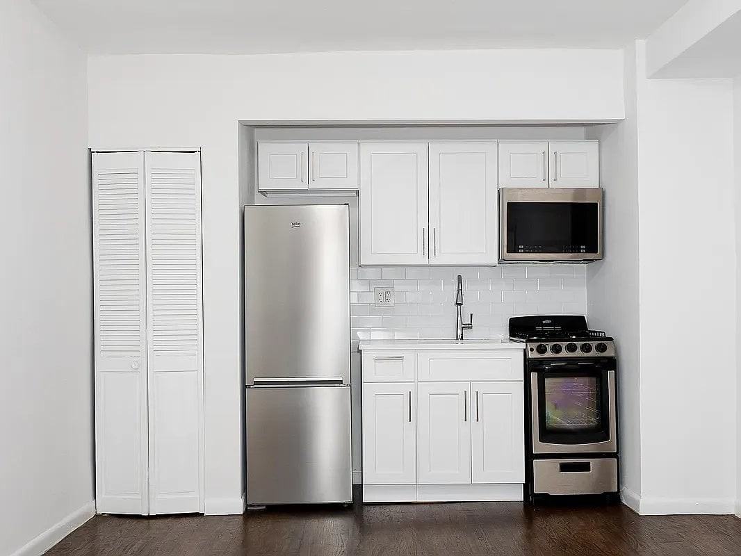 32 Cornelia St #42 - Photo 3 of 8