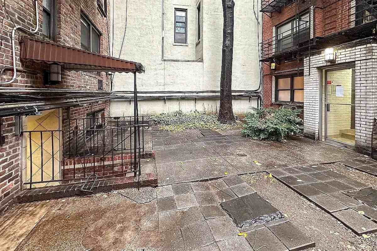32 Cornelia St #42 - Photo 5 of 8