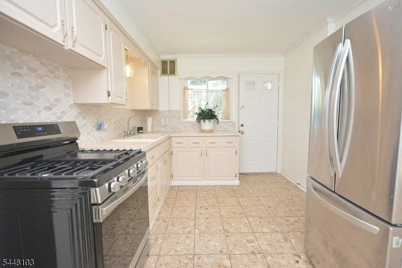 765 W 7th St - Photo 3 of 19