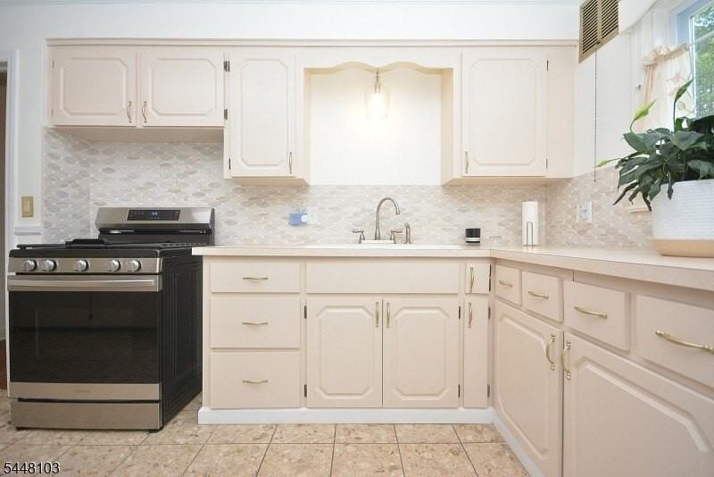765 W 7th St - Photo 4 of 19