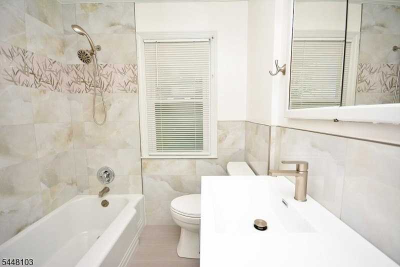 765 W 7th St - Photo 7 of 19