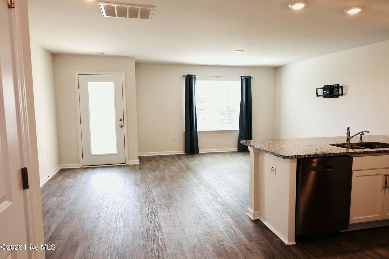 2109 Gracie Ln - Photo 3 of 35