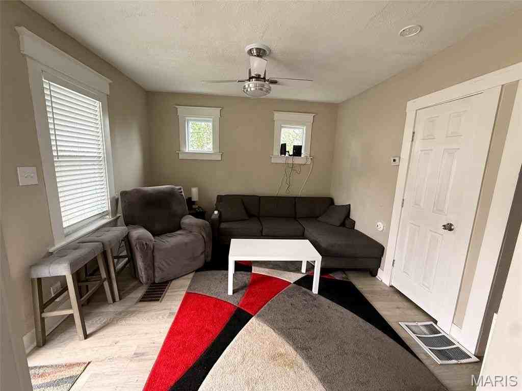 9914 Clyde Ave - Photo 3 of 20