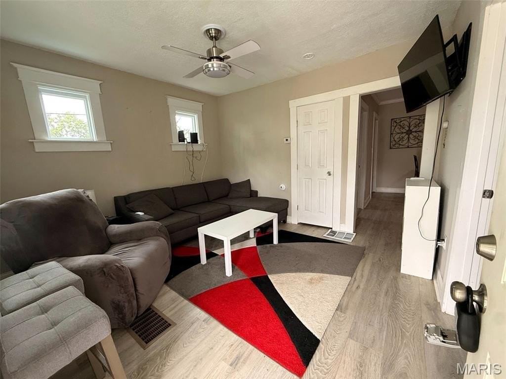 9914 Clyde Ave - Photo 4 of 20