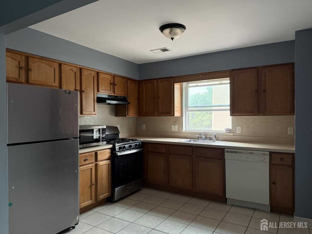 35 Tillinghast St - Photo 5 of 12