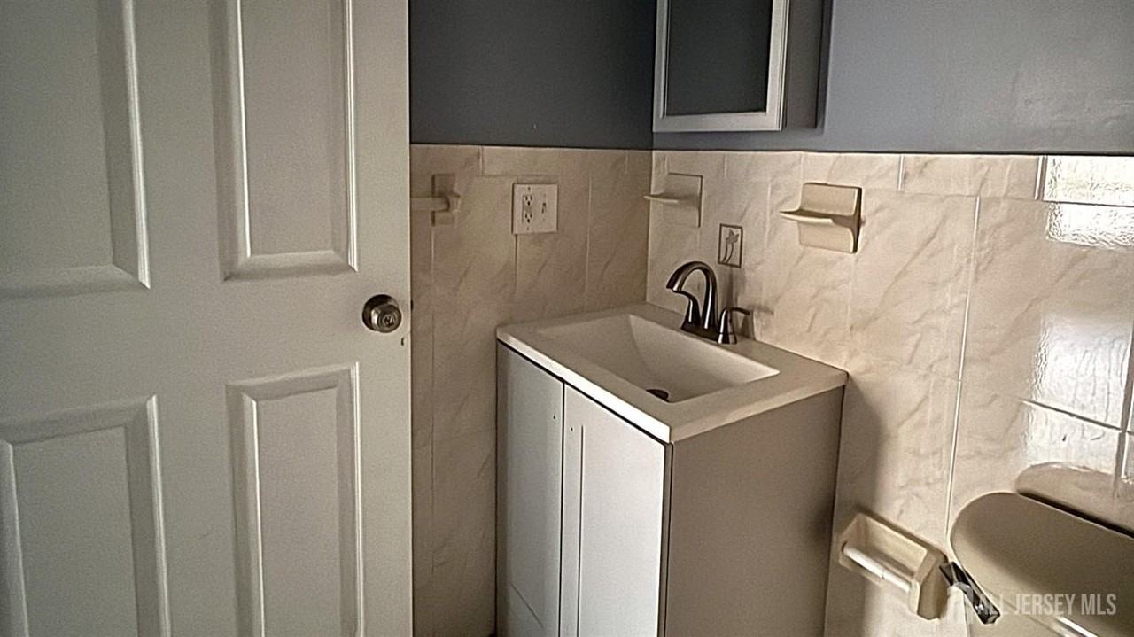 35 Tillinghast St - Photo 7 of 12