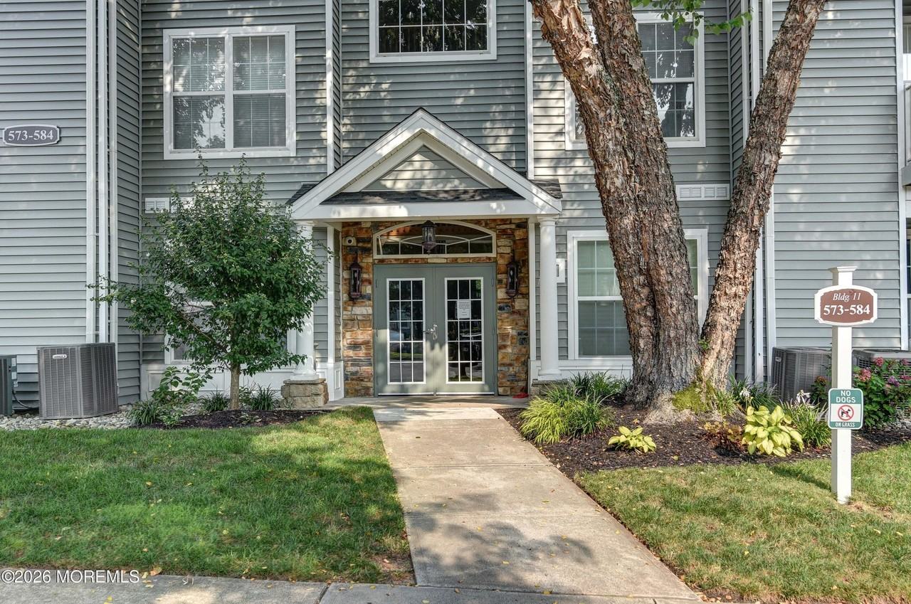 574 Saint Andrews Pl - Photo 2 of 31