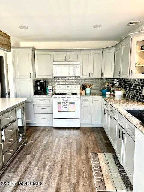 8 Diane Rd - Photo 5 of 11