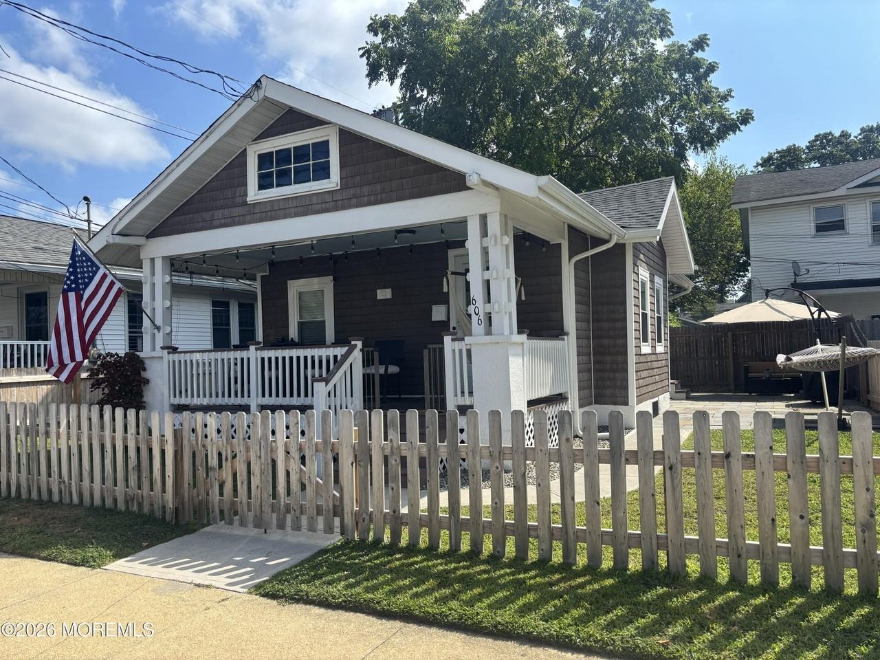 606 Hammond Ave - Photo 2 of 16