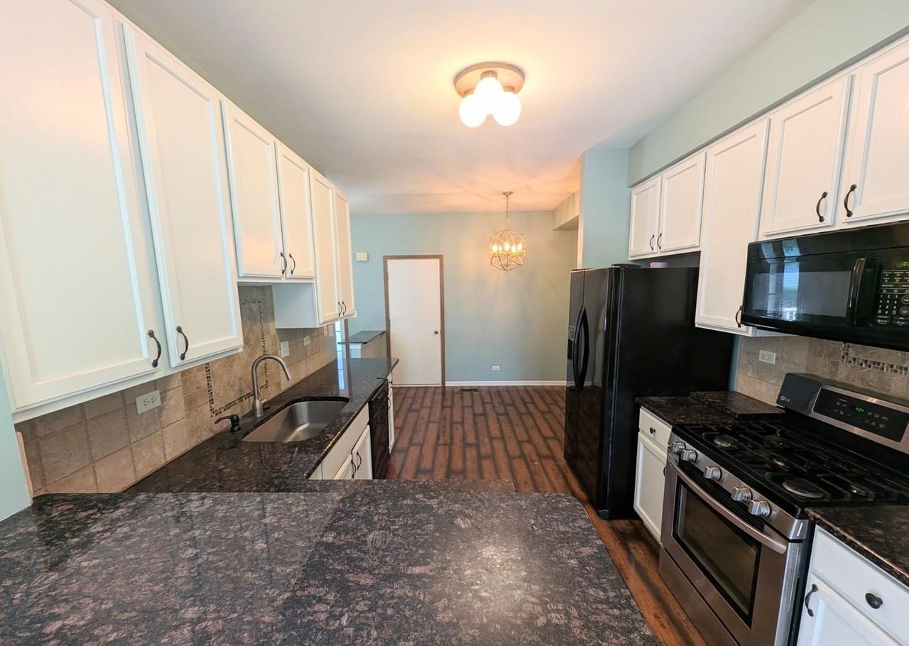3055 Kentshire Cir - Photo 3 of 8