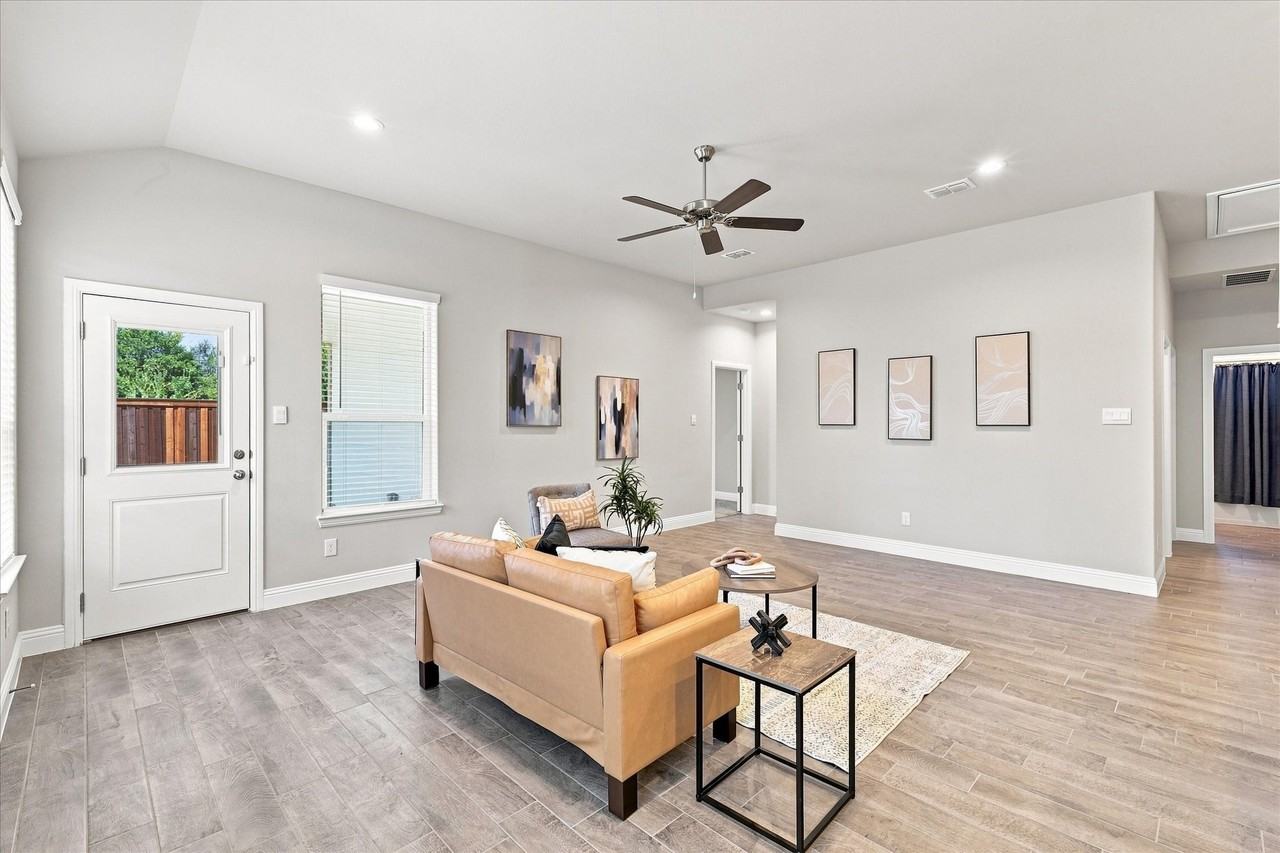 2704 Starling St - Photo 5 of 38