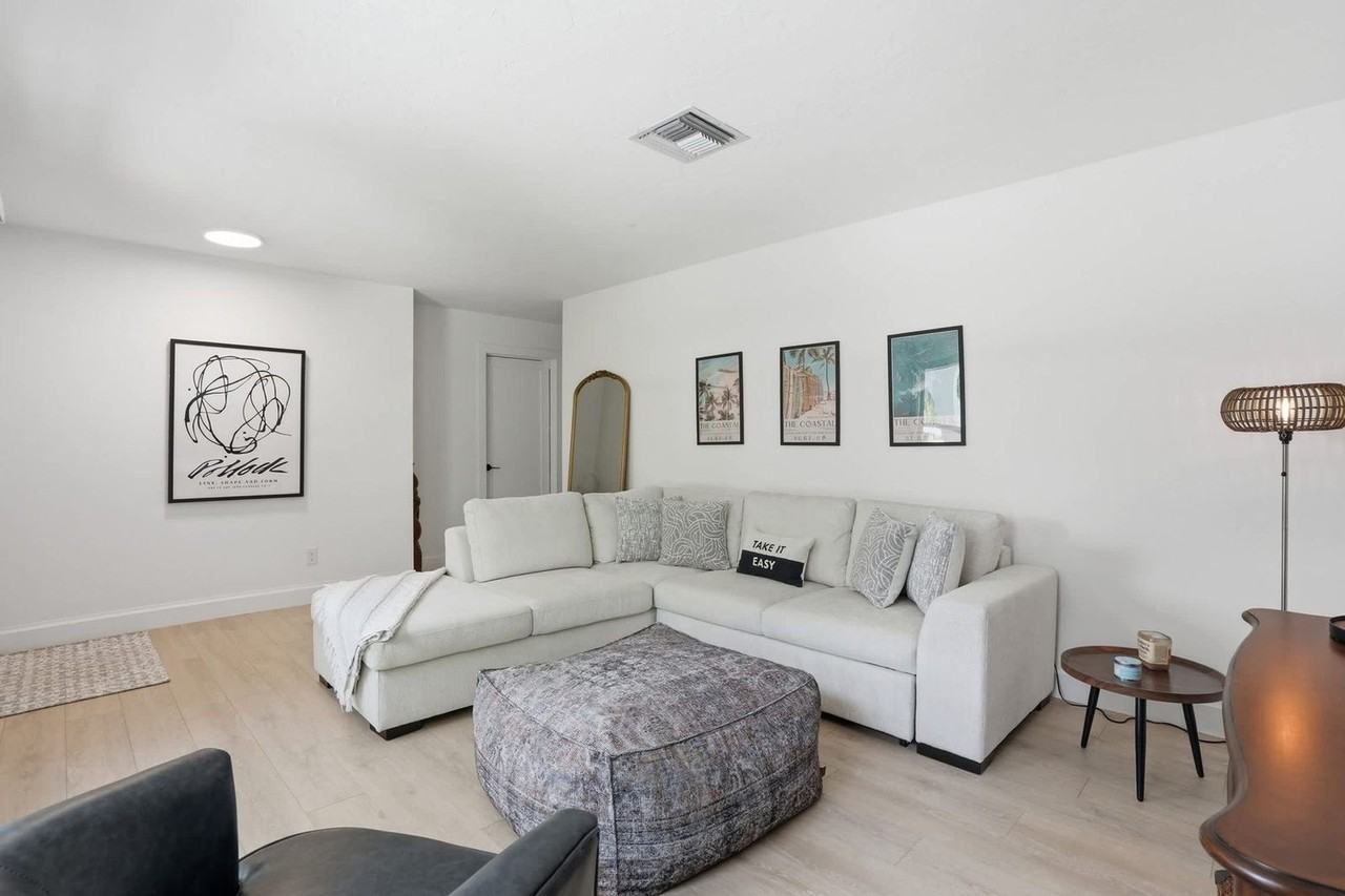 578 100th Ave N #1605273P - Photo 3 of 37