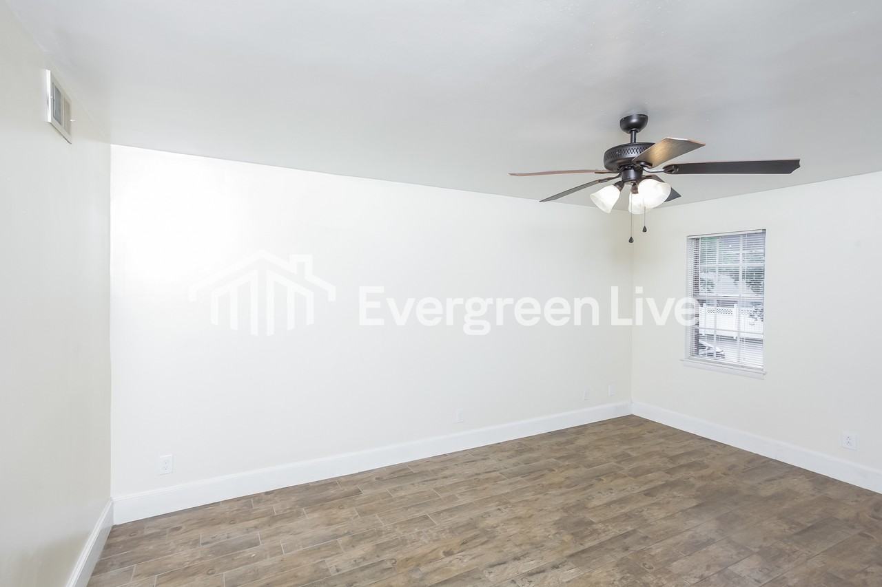 1605 Ashford Ln - Photo 2 of 15