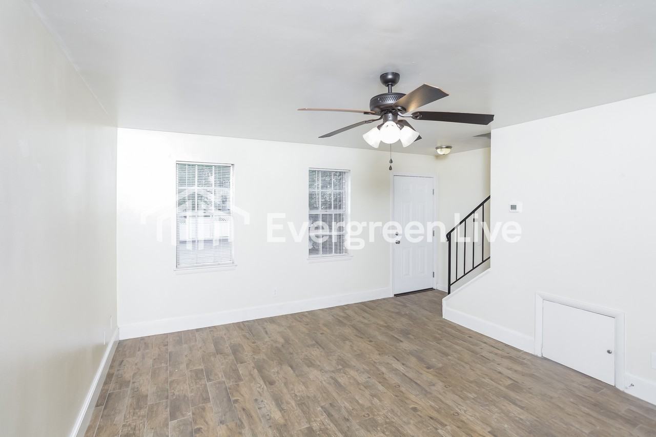1605 Ashford Ln - Photo 3 of 15