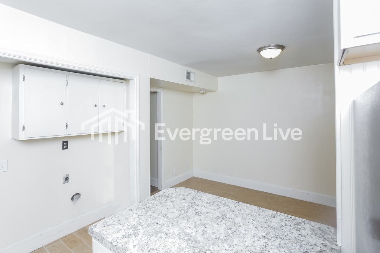 1605 Ashford Ln - Photo 4 of 15