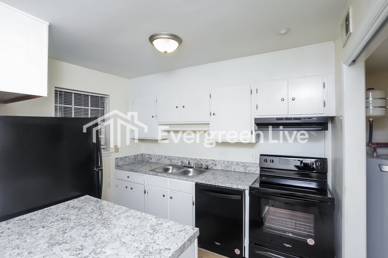 1605 Ashford Ln - Photo 5 of 15