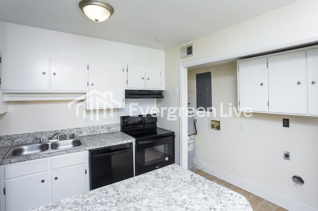 1605 Ashford Ln - Photo 6 of 15