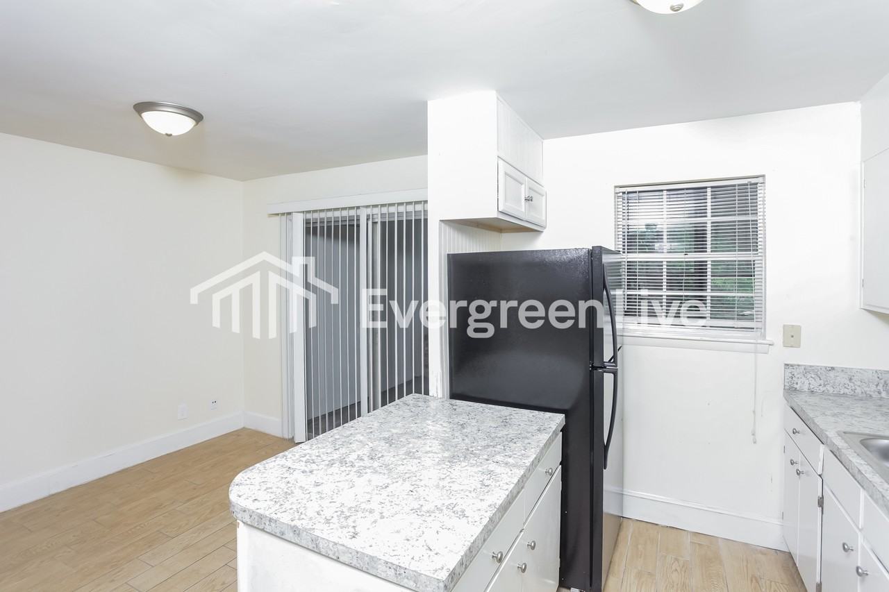 1605 Ashford Ln - Photo 7 of 15