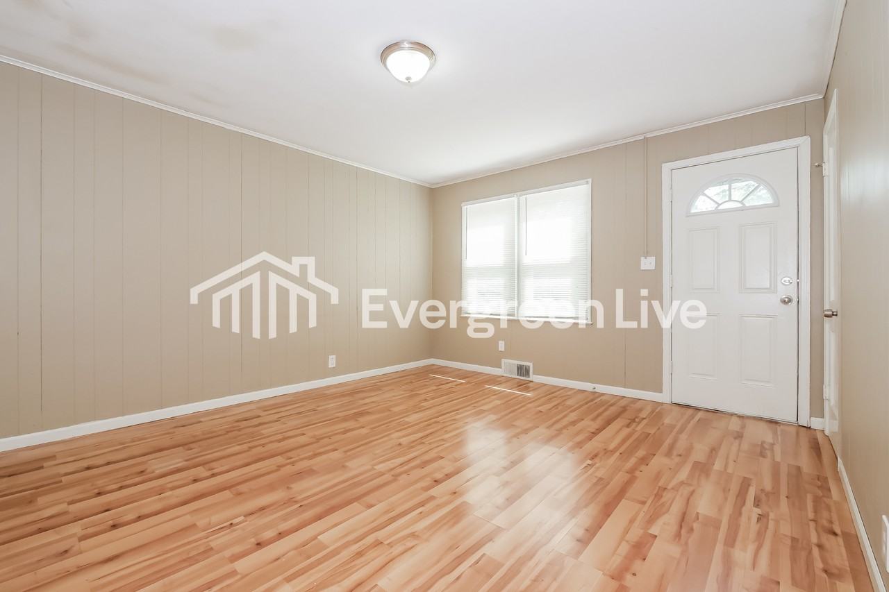 13128 Parker Ave - Photo 3 of 15