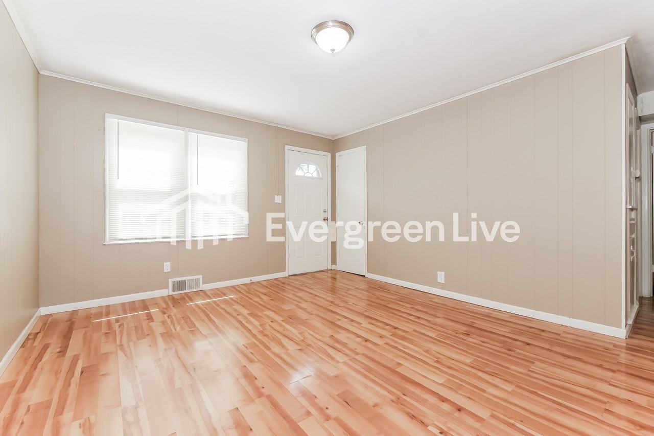 13128 Parker Ave - Photo 4 of 15