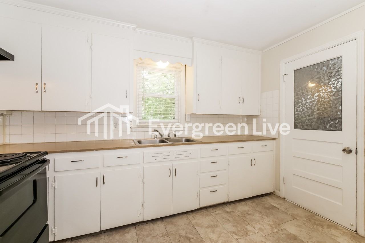 13128 Parker Ave - Photo 7 of 15
