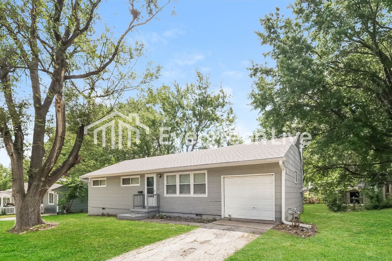 11213 Crystal Ave - Photo 2 of 15