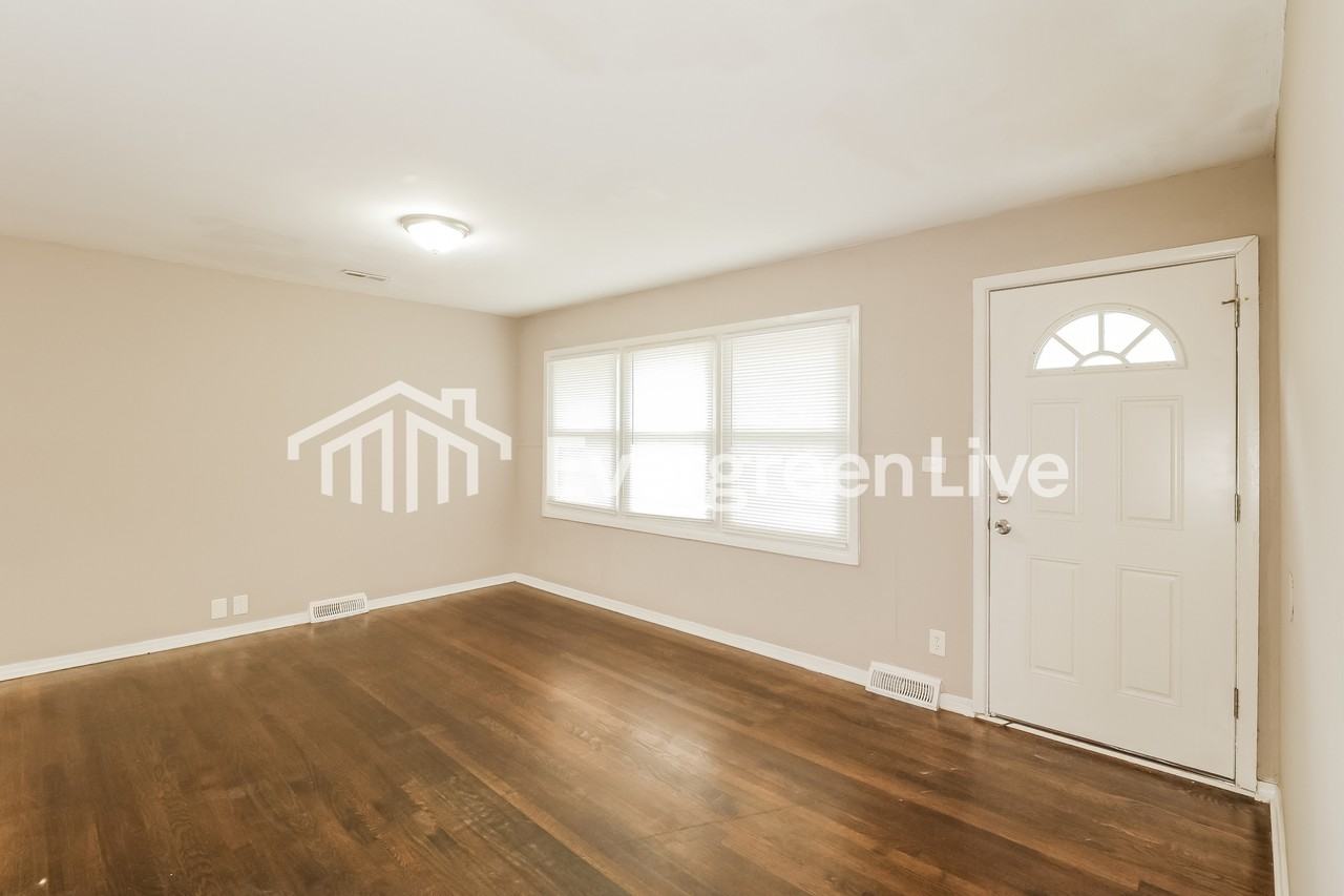 11213 Crystal Ave - Photo 3 of 15