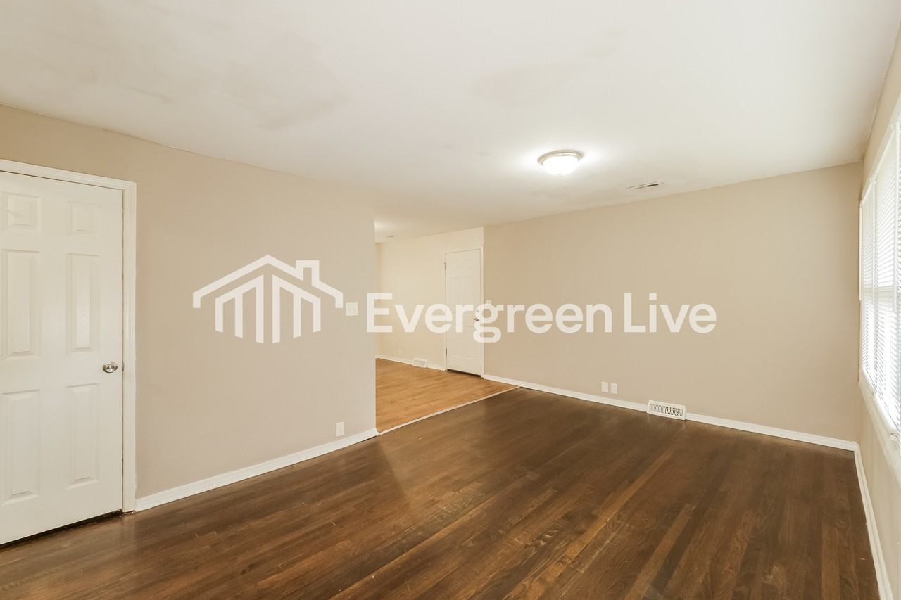 11213 Crystal Ave - Photo 4 of 15