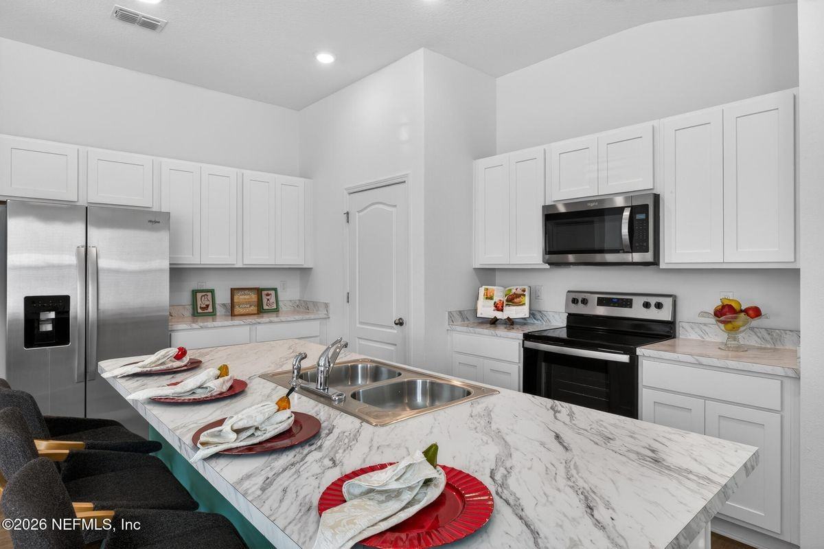 163 Silver Birch St - Photo 3 of 19