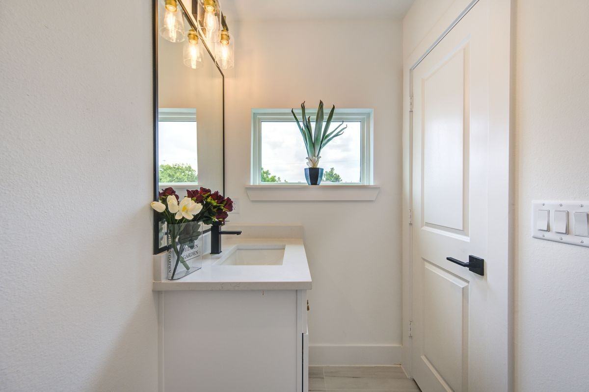 2310 Reinerman St - Photo 4 of 47