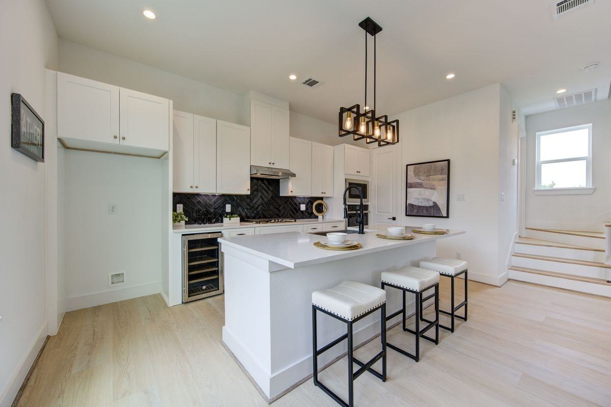 2310 Reinerman St - Photo 6 of 47