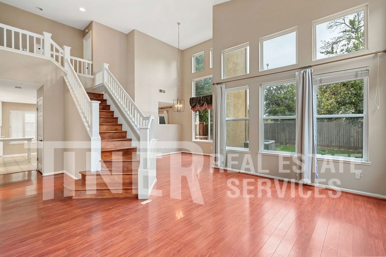 8276 Oakbark Ct - Photo 3 of 26