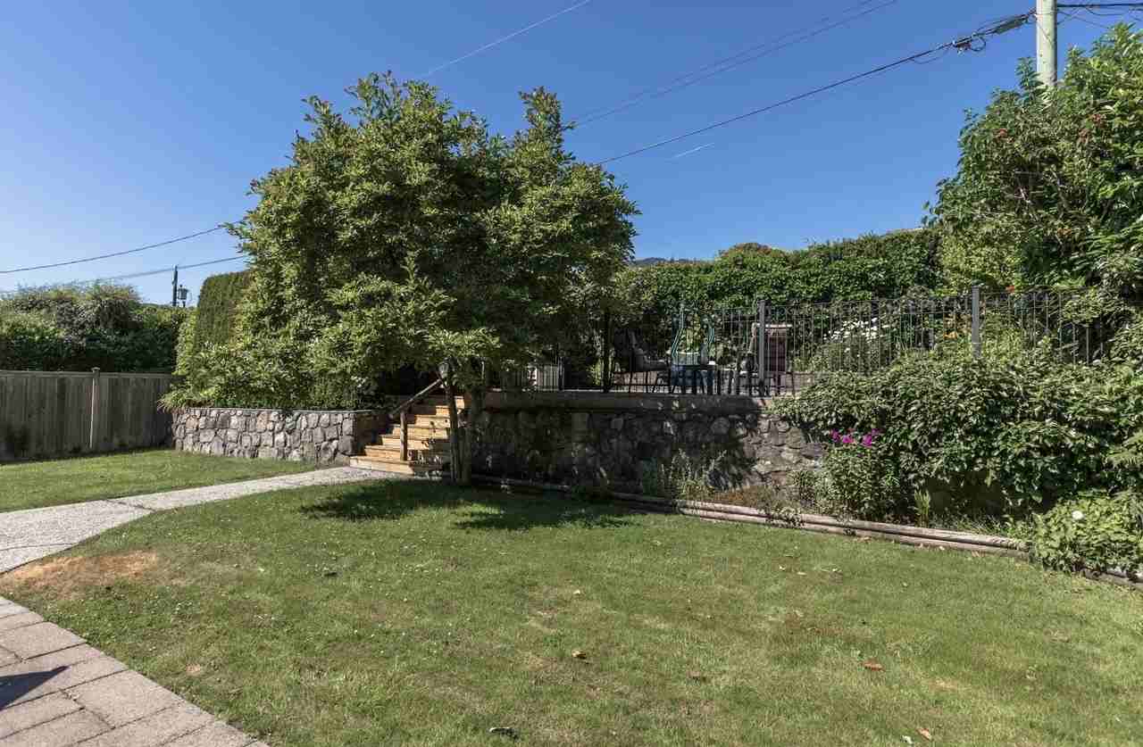 150 Carisbrooke Crescent - Photo 3 of 26