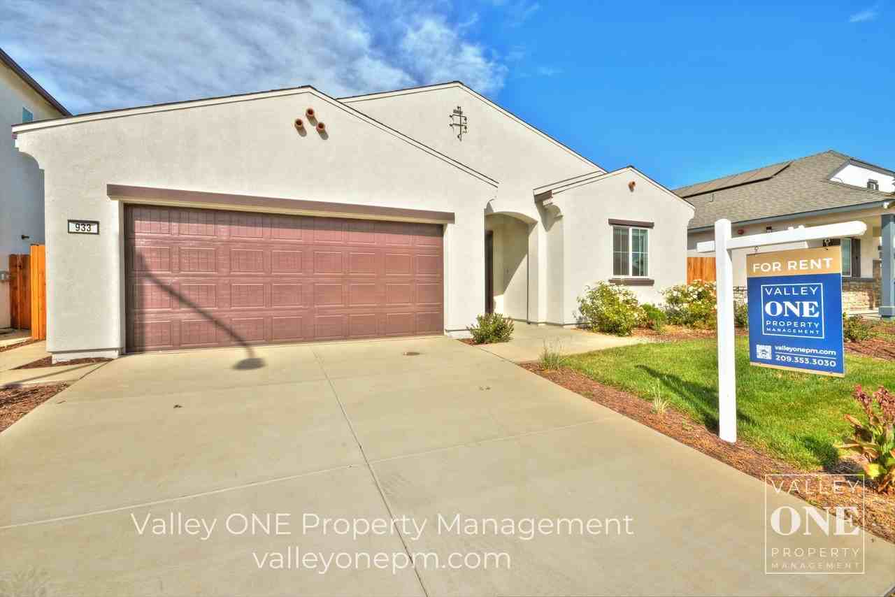 933 Tipton Ln - Photo 3 of 50