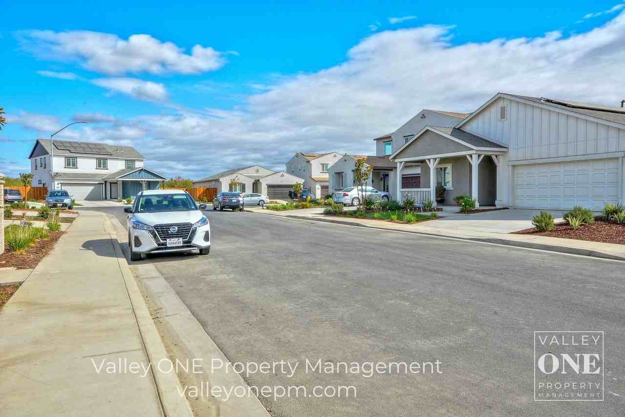 933 Tipton Ln - Photo 4 of 50