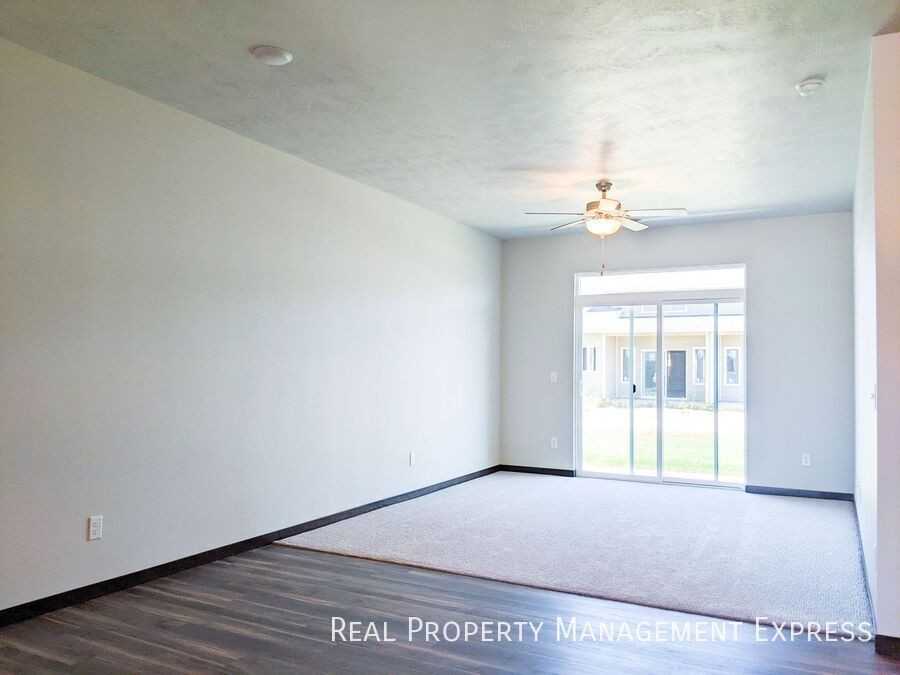 5414 S Dubuque Ave - Photo 3 of 17