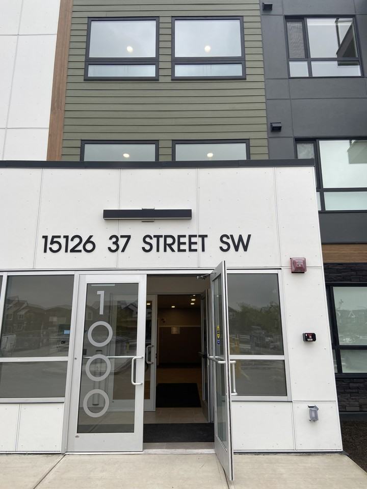 15126 37 St Sw - Photo 2 of 21