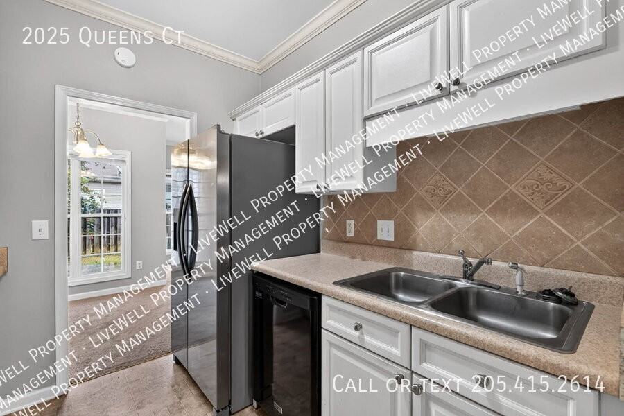 2025 Queens Ct - Photo 4 of 31