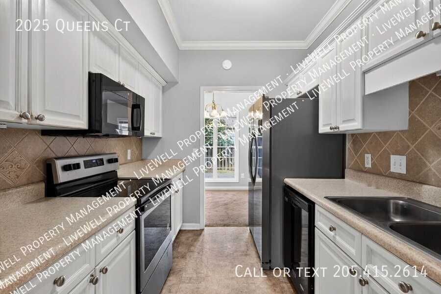 2025 Queens Ct - Photo 6 of 31