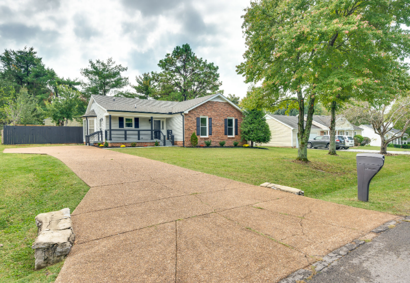 520 Riverview Dr - Photo 2 of 44